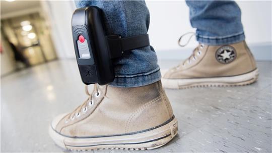 Elektronische Fußfesseln sollen helfen, Opfer häuslicher Gewalt besser zu schützen. (Symbolbild)