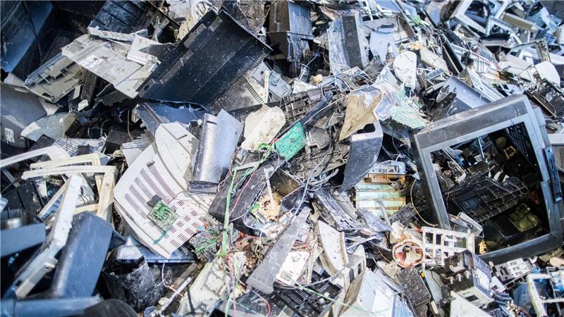 Wie sich aus Elektroschrott mehr als bislang machen lässt Elektroschrott liegt in einer Halle einer Recyclingfirma. (Archivbild)