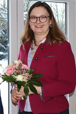 Frau mit Blumenstrauß