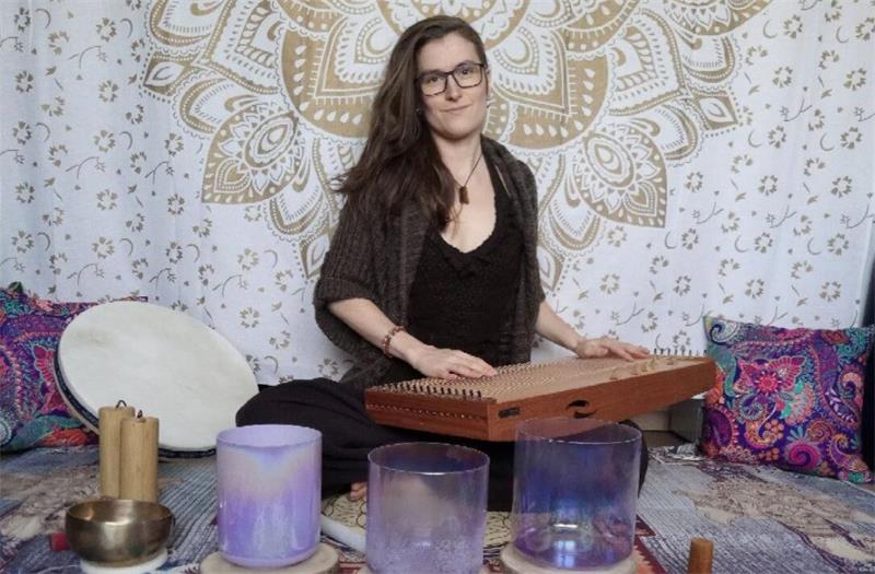 Elena Große mit ihrem Equipment für Klangbäder und Klangmassagen.
