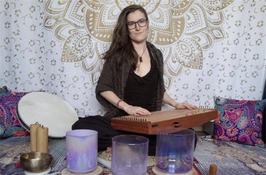 Elena Große mit ihrem Equipment für Klangbäder und Klangmassagen.