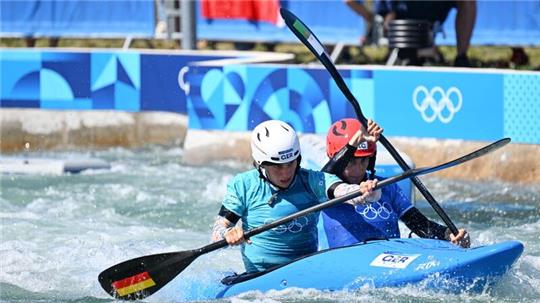Elena Lilik kämpft sich mit viel Durchsetzungsvermögen ins Halbfinale bei der Olympia-Premiere im Kajak-Cross.