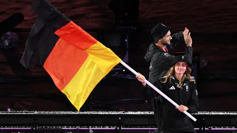 Glanzvolle Schlussfeier: „Niemand möchte, dass Spiele enden“ Elena Semechin und Maurice Schmidt trugen die deutsche Fahne.