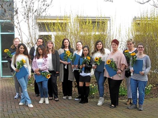 Elf Asklepios-Auszubildende zur Pflegefachfrau feiern ihre bestandene Abschlussprüfung und erhalten von Kathrin Schobeß (3. v. li.) ihr Zeugnis überreicht. Foto: Privat
