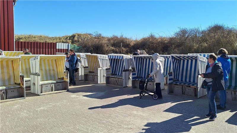 Baltrumer Strandkörbe finden neue Besitzer Elf der versteigerten Strandkörbe kommen ans Festland.