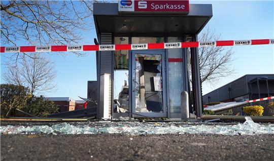Elfmal scglugen EC-Bomber im laufenden jahr in der Region zwischen Harz und Heide bereits zu. Am 30. März nahmen Täter gleich zwei Standorte der Braunschweigischen Landessparkasse im Norden und im Süden von Braunschweig ins Visier - mit einem Abstand von 30 Minuten. Die Tatorte liegen gerade einmal zehn Kilometer auseinander. Foto: Guido Schulmann/dpa