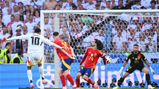 Elfmeter oder nicht? Deutschlands Jamal Musiala schoss Spaniens Marc Cucurella im EM-Viertelfinale gegen die Hand, doch der Schiedsrichter gab keinen Elfmeter.