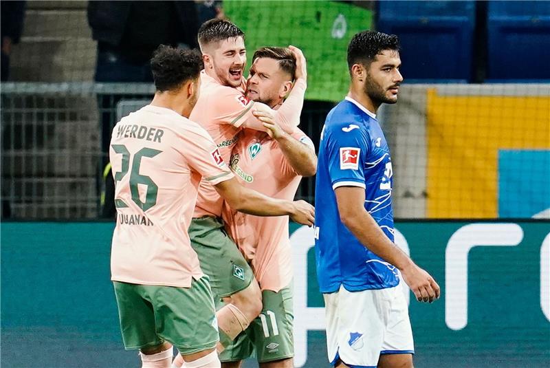 Elfmetertorschütze Niclas Füllkrug (2.v.r.) jubelt mit Mannschaftskollegen über das Tor zum 1:2.