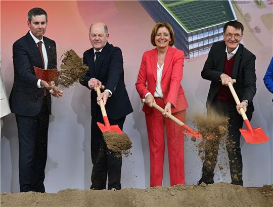 Eli-Lilly-Vorstandschef Dave Ricks (l-r), Bundeskanzler Olaf Scholz, die rheinland-pfälzische Ministerpräsidentin Malu Dreyer und Bundesgesundheitsminister Karl Lauterbach beim symbolischen Spatenstich in Alzey.