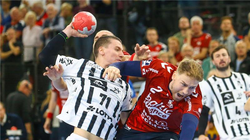 SG Flensburg-Handewitt feiert fünften Derby-Sieg in Serie Elias Ellefsen á Skipagøtu (THW Kiel) im Zweikampf mit Simon Pytlick (SG Flensburg-Handewitt).