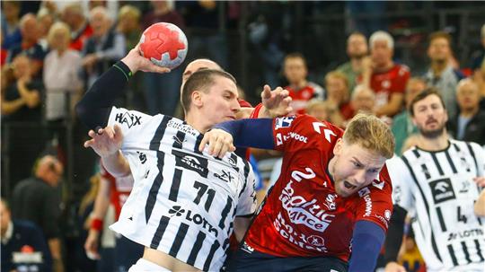 Elias Ellefsen á Skipagøtu (THW Kiel) im Zweikampf mit Simon Pytlick (SG Flensburg-Handewitt).
