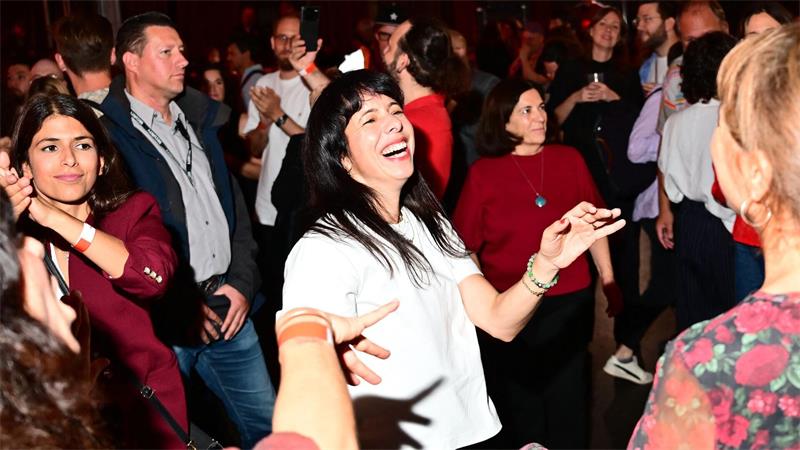 Regierungswechsel in Berlin – Linke siegt klar vor der CDU Elif Eralp konnte am Abend tanzen und lachen.