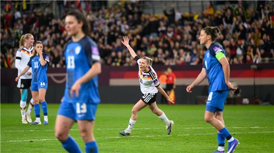 Elisa Senß dreht nach ihrem Tor jubelnd ab.