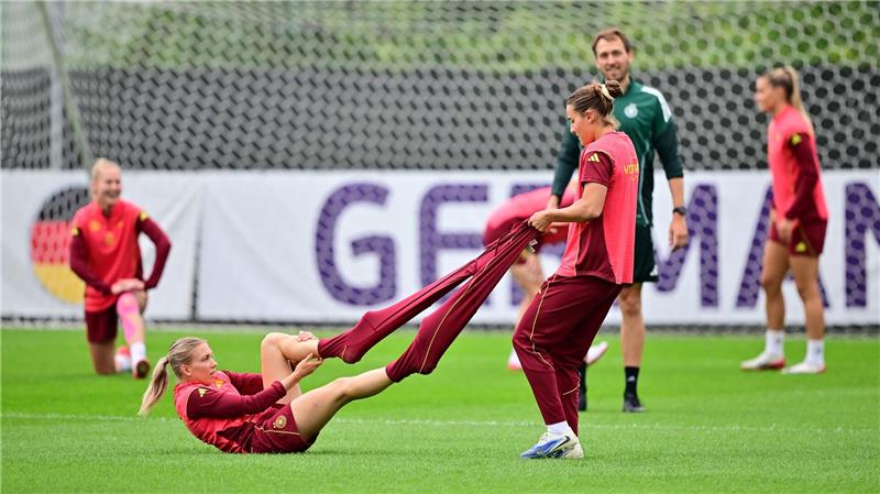 DFB-Team träumt vor Spanien-Kracher von „was ganz Großem“ Elisa Senß (l.) und Carlotta Wamser: Warm anziehen gegen Spanien?