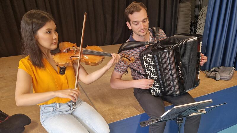 Klassik in Clausthaler Klasse: Atemwettbewerb gegen ein Akkordeon Elisabeth Gebhardt und Nemanja Lukic präsentieren einige Stücke auf der Geige und dem Akkordeon. Es sind auch Lieder zum Mitsingen dabei.
