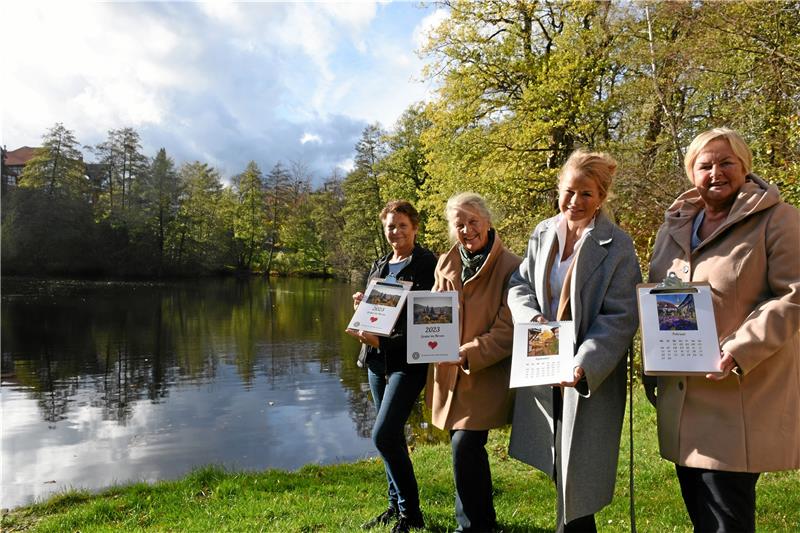Benefiz-Fotokalender: Für alle, die Goslar im Herzen haben Elisabeth Gleye, Ilsabe Fließbach, Urte Schwerdtner und Andrea Simon präsentieren den Charity-Kalender für 2023. Foto: Kempfer