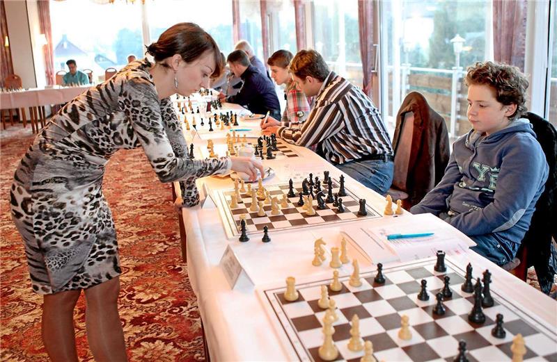 Elisabeth Pähtz auf ihrem Siegeszug im Karree beim 4. Benefiz-Simultan-Schachturniers in Wolfshagen. Foto: Kusian-Müller