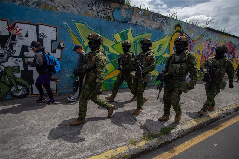 Eliteteams der ecuadorianischen Streitkräfte führen Patrouillen und Durchsuchungen in konfliktträchtigen Sektoren der Stadt Quito durch.