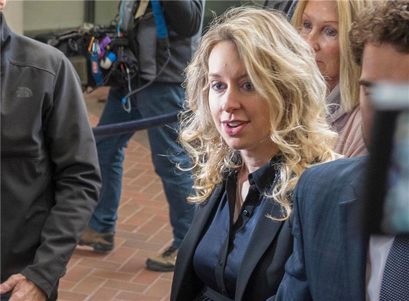 Elizabeth Holmes, Gründerin und ehemalige Geschäftsführerin von Theranos, betritt das Gericht im kalifornischen San Jose.