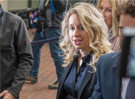 Elizabeth Holmes, Gründerin und ehemalige Geschäftsführerin von Theranos, betritt das Gericht im kalifornischen San Jose.