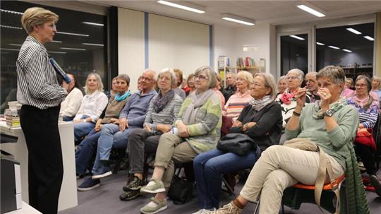 Elke Brummer gibt Buchtipps für den Leseherbst: Rund 50 Besucher kamen zum Literaturabend in die Jürgenohler Bürger-Bücherei und ließen sich inspirieren.