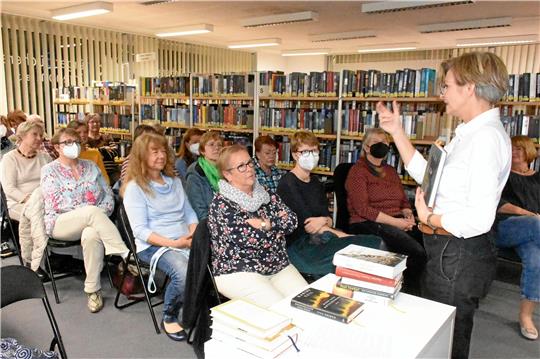 Elke Brummer ist ein gern gesehener Gast in der Bürgerbücherei Jürgenohl. Die Ankündigung, dass sie neue Bücher vorstellt, füllte die Reihen; aus allen Winkeln wurden Klappstühle dazu geholt. Foto: Kempfer