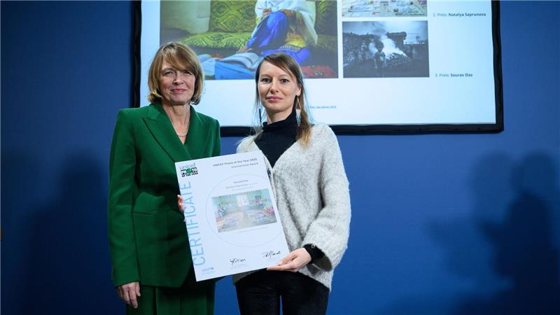 Elke Büdenbender, die auch Schirmherrin von Uncef ist, übergibt der Zweitplatzierten Natalya Saprunova ihre Urkunde.