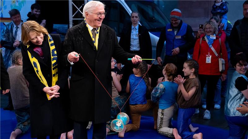 Elke Büdenbender und Bundespräsident Frank-Walter Steinmeier besuchen nach der offiziellen Eröffnung des 104. Deutschen Katholikentags in Würzburg bei einem Rundgang den Kinderzirkus „Blamage“.