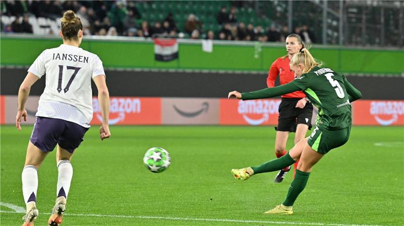 Ella Peddemors trifft zum 1:1 für den VfL Wolfsburg.