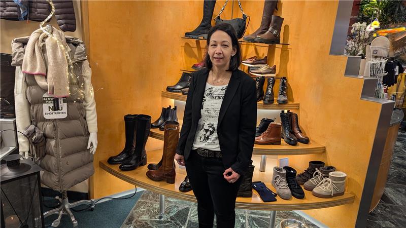 Black Week in Goslar: Willkommene Rabattaktion oder „Tote Woche“? Eine Frau mit schwarzem Blaser steht in einem Schuhgeschäft.