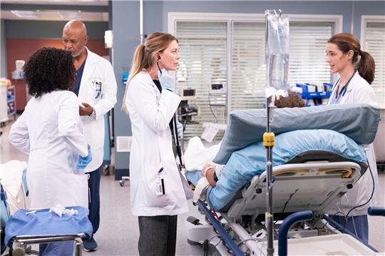 Ellen Pompeo (l) spielt in der 19. Staffel der Arztserie «Grey's Anatomy» Dr. Meredith Grey an der Seite von Adelaide Kane als Jules Millin in (undatierte Filmszene).