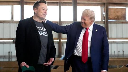 Elon Musk, CEO von Tesla und SpaceX, und US-Präsident Donald Trump fahren einen abenteuerlichen politischen Kurs. Nach steilem Anstieg ist die Tesla-Aktie um rund 50 Prozent abgestürzt.