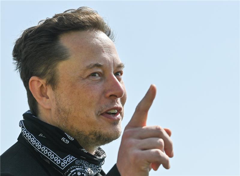Twitter-Jagd auf Elon Musks Privatjet Elon Musk, Tesla-Chef, steht bei einem Pressetermin auf dem Gelände der Tesla Gigafactory. Foto: Patrick Pleul/picture alliance/dpa