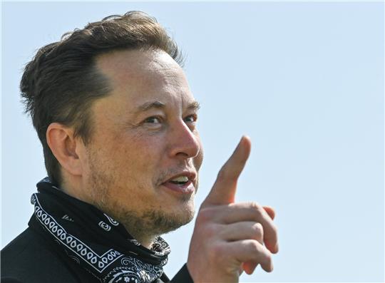 Elon Musk, Tesla-Chef, steht bei einem Pressetermin auf dem Gelände der Tesla Gigafactory. Foto: Patrick Pleul/picture alliance/dpa