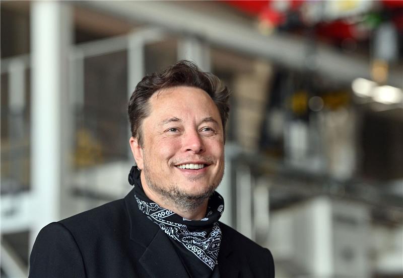 Tesla-Chef Elon Musk besucht Fabrik nach Anschlag Elon Musk bei seinem letzten Besuch in der Tesla Gigafactory in Grünheide vor rund vier Monaten.