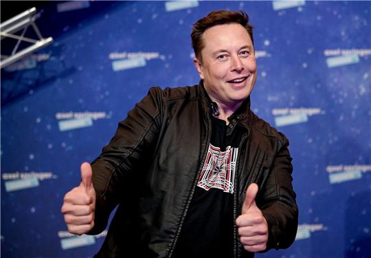 Elon Musk posiert bei der Preisverleihung des Axel Springer Awards.