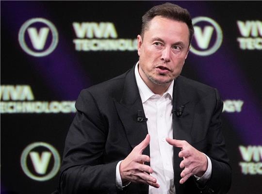 Elon Musks Neuralink hat im Mai die Erlaubnis bekommen, das flache und runde Implantat in einer klinischen Studie Menschen einzusetzen.