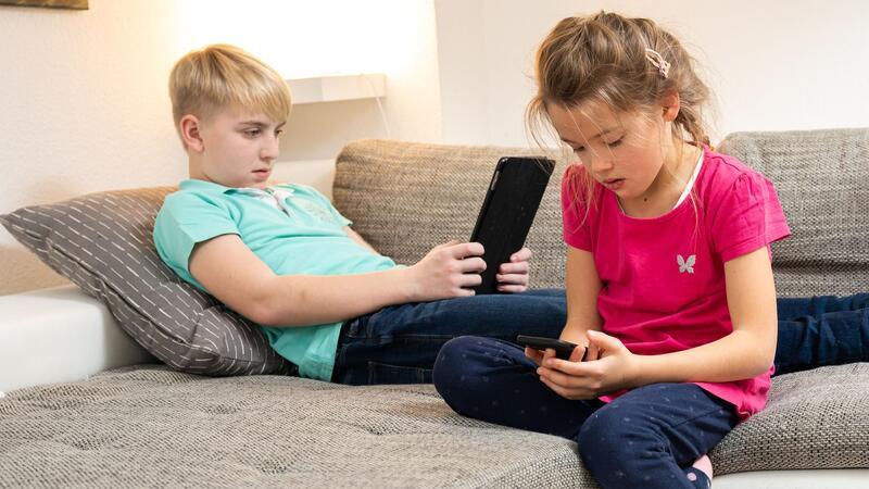 Eltern haben viele Möglichkeiten, den Medienkonsum ihrer Kinder möglichst sicher zu gestalten.