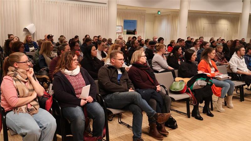 Eltern informieren sich über das Angebot der weiterführenden Schulen im Landkreis Goslar.