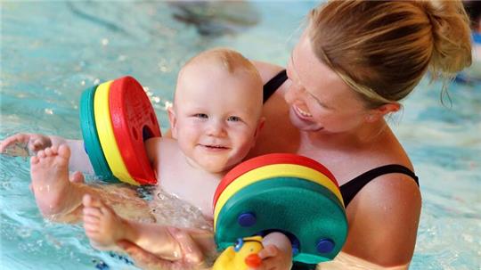 Eltern können ihrem Kind die Freude am Wasser vermitteln.