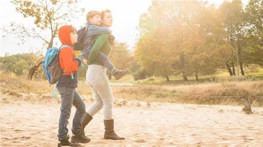Eltern können ihren Kindern viel Selbstvertrauen mit auf den Weg geben.