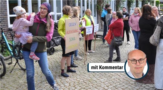 Eltern protestieren, Politiker antworten, Schulleitungen positionieren sich: Auf dem Museumsufer herrscht reger Austausch vor der Sitzung.