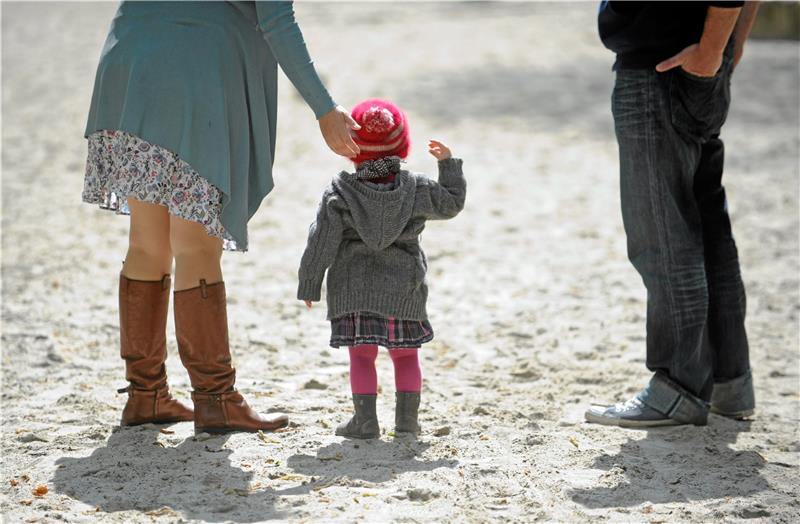 Eltern und Kind laufen auf einem Strand. Der CDU-Kreistagsabgeordnete Frank Oesterhelweg hat beim Landkreis Wolfenbüttel Fragen zur Situation von Pflegefamilien gestellt. Foto: picture alliance/dpa