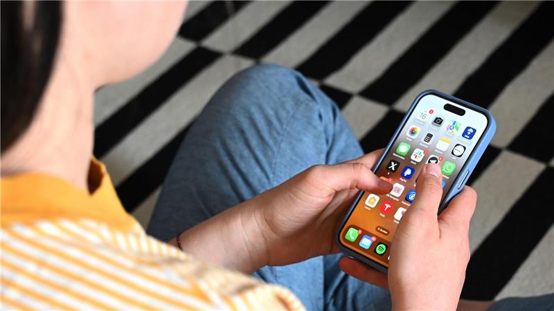 Umfrage: So viele Eltern wollen ein Handy-Verbot an Schulen Eltern wollen laut einer neuen Umfrage ein Handy-Verbot an Schulen. (Symbolbild)