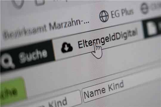 «ElterngeldDigital» steht in einem neuen «Familienservicebüro» in Berlin auf einem Monitor.