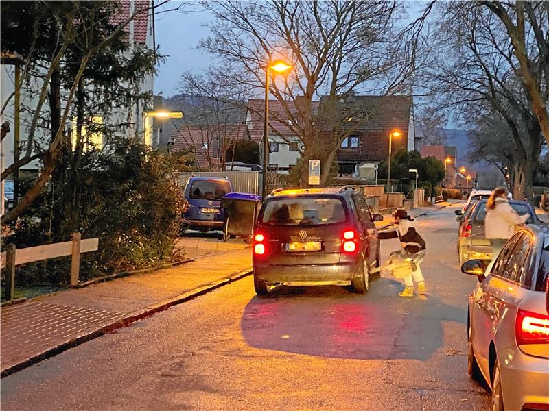Gefährlicher Schulweg: Sind die Eltern das Problem? Elterntaxis sind nicht nur vor der Gerhart-Hauptmann-Schule und ihrer Außenstelle ein Problem. Archivfoto: Schlegel