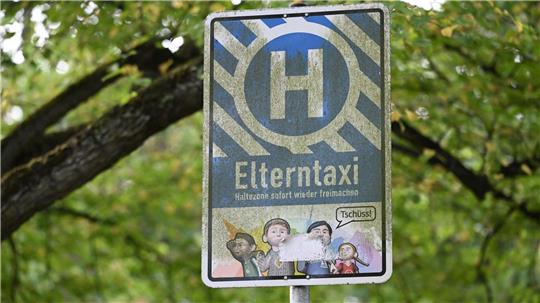 Elterntaxis sorgen an manchen Schulen für ein Verkehrschaos. 