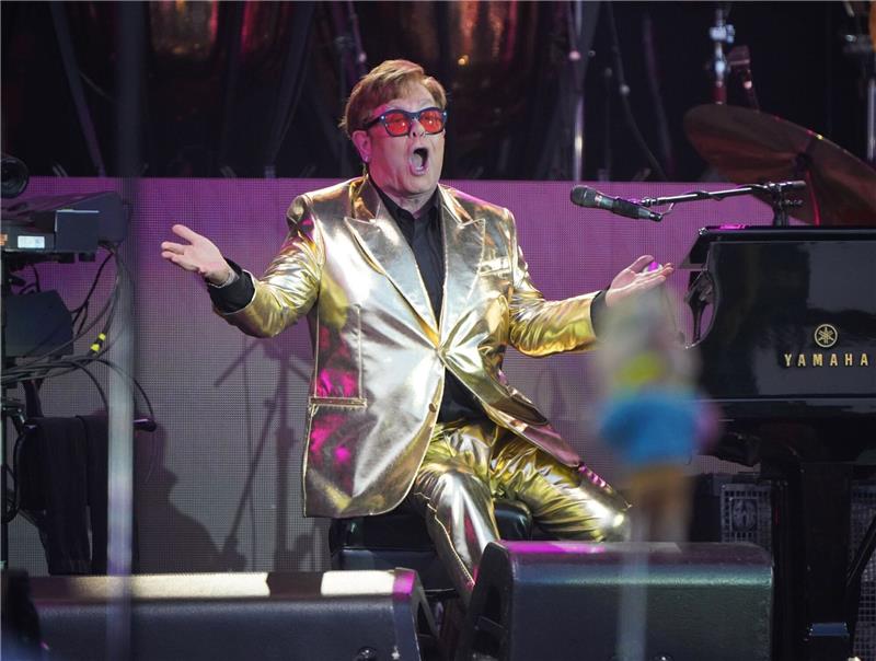 Elton John versteigert private Kunstsammlung bei Christie's Elton John bei seinem Auftritt auf der Pyramid Stage des Glastonbury Festivals in Worthy Farm in Somerset. Der britische Popstar Elton John versteigert Teile seiner privaten Kunstsammlung.