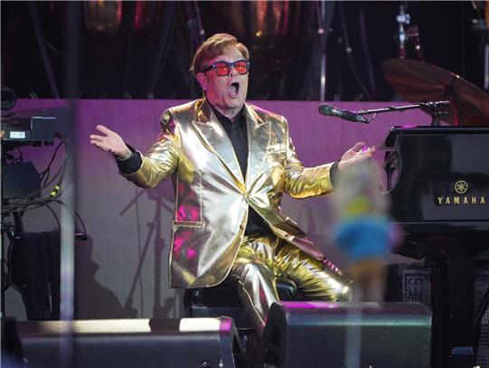 Elton John bei seinem Auftritt auf der Pyramid Stage des Glastonbury Festivals in Worthy Farm in Somerset. Der britische Popstar Elton John versteigert Teile seiner privaten Kunstsammlung.