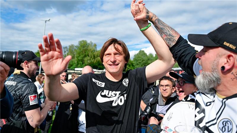 Elversberg-Coach Vincent Wagner jubelt mit den Fans über den Aufstieg. 